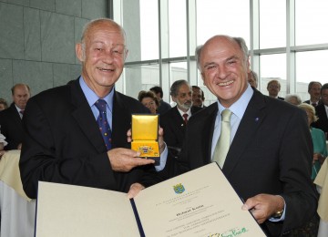 Landeshauptmann Dr. Erwin Pröll überreichte dem Präsidenten von SOS Kinderdorf, Helmut Kutin, das Große Goldene Ehrenzeichen für Verdienste um das Bundesland Niederösterreich.