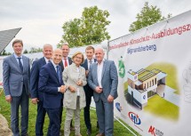 6,4 Millionen Euro werden bis Herbst 2023 in den Umbau des Berufsbildungszentrums in Sigmundsherberg im Waldviertel investiert: Bürgermeister Franz Göd, LH-Stellvertreter Franz Schnabl, Bundesminister Martin Kocher, bfi NÖ Vorstandsvorsitzender Christian Farthofer, Landeshauptfrau Johanna Mikl-Leitner, AMS NÖ Landesgeschäftsführer Sven Hergovich und Arbeiterkammer NÖ-Präsident Markus Wieser (v.l.n.r.)