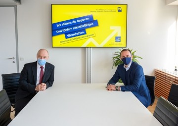 Von links nach rechts: ecoplus-Geschäftsführer Helmut Miernicki und Wirtschaftslandesrat Jochen Danninger 