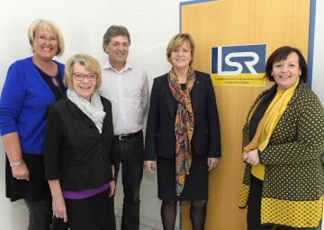 Besuch der Außenstelle des Landesschulrates in Baden: Pflichtschulinspektorin Christine Pollak, Pflichtschulinspektorin Elisabeth Leopold, Bildungsmanager und Pflichtschulinspektor Alois Denk, Bildungs-Landesrätin Mag. Barbara Schwarz und Pflichtschulinspektorin Monika Dornhofer. (v.l.n.r.)