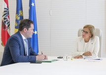 Beim Arbeitsgespräch: Landeshauptfrau Johanna Mikl-Leitner und Bundesminister Norbert Totschnig.