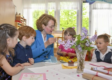 Dankeschön zum Muttertag: Auch die Kinder im Landhauskindergarten bereiten sich schon auf den kommenden Muttertag vor. Familien-Landesrätin Christiane Teschl-Hofmeister mit den Kindern Florentina, Nicolas, Laura und Oliver.
