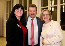 Landeshauptfrau Johanna Mikl-Leitner mit Karl Schlögl und seiner Frau Gabriele.