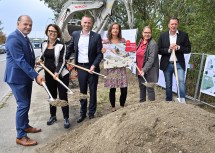(v.l.n.r.) Bundesrat Otto Auer, ecoplus Prokuristin Angela Stransky, Wirtschaftslandesrat Jochen Danninger, Mobilitätsstadträtin Ulli Sima (Stadt Wien), Bürgermeisterin Karin Baier (Stadtgemeinde Schwechat), Thomas Steinhart, Bezirksvorsteher von Simmering