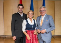 Ehrenpreisverleihung an niederösterreichische Blasmusikkapellen in Grafenwörth. Landeshauptfrau Johanna Mikl-Leitner flankiert von Peter Höckner, Obmann des NÖ Blasmusikverbandes (links) und Bürgermeister Alfred Riedl. 