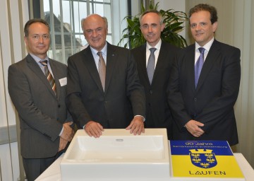 90 Jahre Sanitärkeramikproduktion in Wilhelmsburg: Alfred Mittermair, Produktionsdirektor Laufen Austria AG, Landeshauptmann Dr. Erwin Pröll, Dipl.Volkswirt Michael Kindl, Vorstand Laufen Austria AG, und Alberto Magrans, Vorstandsvorsitzender der Laufen Gruppe (v.l.n.r.)