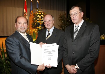 Wechsel an der Spitze der BH Neunkirchen: Landeshauptmann Dr. Erwin Pröll mit dem neuen Bezirkshauptmann Dr. Heinz Zimper (links im Bild) und seinem Vorgänger Dr. Karl Hallbauer