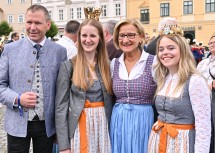 (v.l.) Stefan Lang, Bürgermeister Retz, NÖ Vize-Weinkönigin Katharina Baumgartner, Landeshauptfrau Johanna Mikl-Leitner und NÖ Weinkönigin Sophie Hromatka.