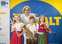 Landeshauptfrau Johanna Mikl-Leitner mit den jungen Musikanten (v.l.n.r.) Rosemarie Ofenauer, Maximilian Loidl und Sophie Leeb von der Musikschule Fladnitztal.
