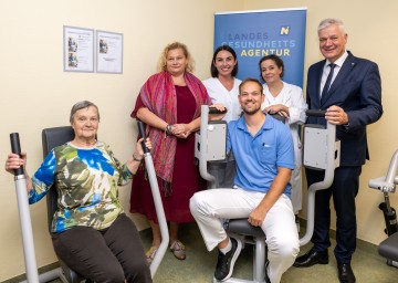 v.l.n.r. Patientin Edeltraud Mahler, Vorständin NÖ LGA Elisabeth Bräutigam, Stationsleitung Beatrix Perschon, Oberärztin Marianne Patsch, Landesrat Anton Kasser und Physiotherapeut Maximilian Mölzer