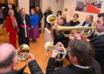 Landeshauptfrau Johanna Mikl-Leitner schätzt die traditionelle Musik beim Jubiläums-Adventmarkt „So schmeckt Niederösterreich“.
