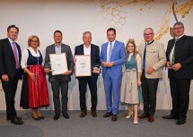 Sieger in der Kategorie Grüner Veltliner klassisch und kräftig: Weinbaupräsident Johannes Schmuckenschlager, Landeshauptfrau Johanna Mikl-Leitner, Preisträger Gerhard Ehn und Franz Stift, Bundesminister Norbert Totschnig, Weinkönigin Sophie Hromatka, LH-Stellvertreter Stephan Pernkopf und NÖ Weinbaupräsident Reinhard Zöchmann (v.l.n.r.).