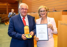 Der Nationalratsabgeordnete a.D. Anton Heinzl erhielt das „Silberne Komturkreuz des Ehrenzeichens für Verdienste um das Bundesland Niederösterreich“.