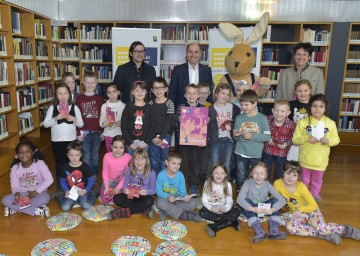 Eifrigste Leserinnen und Leser gesucht: Landeshauptmann-Stellvertreter Mag. Wolfgang Sobotka und die Klasse 1a der Volksschule Pottenbrunn