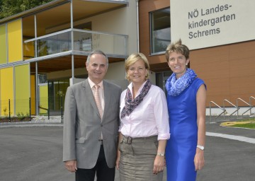 Machten sich vom Baufortschritt des neuen Kindergartens in Schrems ein Bild: Bürgermeister Reinhard Österreicher, Landesrätin Mag. Barbara Schwarz und Nationalratsabgeordnete Martina Diesner-Wais. (v.l.n.r.)