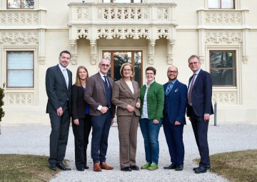 (v.l.) Michael Wollinger, Geschäftsführer Wienerwald Tourismus, Bianca Rupsch, Schloss Hernstein Betreibergesellschaft, Direktor der Wirtschaftskammer Wien Meinhard Eckl, Landeshauptfrau Johanna Mikl-Leitner, Michaela Schneidhofer, Bürgermeisterin Hernstein, Joachim Beck, Sales Manager Schloss Hernstein, Michael Mühlbeck, Wirtschaftskammer Wien.