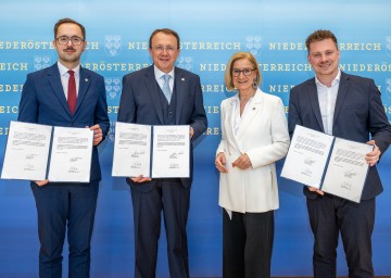 Nach der Unterzeichnung der Dekrete zur Angelobung des Bürgermeisters und der Vizebürgermeister von St. Pölten: 1. Vizebürgermeister Michael Kögl, Bürgermeister Matthias Stadler, Landeshauptfrau Johanna Mikl-Leitner und 2. Vizebürgermeister Florian Krumböck (v.l.n.r.)