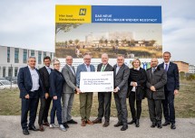 Ing. Walter Troger, Geschäftsführer VAMED Standortentwicklung und Engineering GmbH; Mag. Andreas Gamlich, Kaufmännischer Direktor; Pflegedirektorin Dipl. KH-BW Christa Grosz, MBA, MBA; Dipl.-Ing. Josef Bichler, Leiter Abteilung Landeshochbau; LH-Stellvertreter Stephan Pernkopf; Bürgermeister Klaus Schneeberger; STR LAbg. Franz Dinhobl; Dr. Silvia Bodi MSc, Geschäftsführerin Gesundheit Thermenregion GmbH; Prof. Dr. Ojan Assadian, Ärztlicher Direktor und DI Alfred Zens, MBA Vorstand NÖ Landesgesundheitsagentur