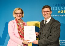 Landeshauptfrau Johanna Mikl-Leitner überreichte das Dekret an Rupert Strasser, Ärztlicher Direktor des Landesklinikum Melk i. R.