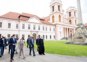 Landesrat Jochen Danninger, Präsidentin Kersti Kaljulaid, Bundespräsident Alexander Van der Bellen und Abt Columban Luser