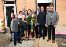 Landeshauptfrau Johanna Mikl-Leitner und Bürgermeisterin Romana Fletzberger (5.v.l.) im Kreis der Fest- und Ehrengäste.