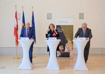 Bildungsdirektor Johann Heuras, Bildungs-Landesrätin Christiane Teschl-Hofmeister, Univ. Prof. Erwin Rauscher (v.l.n.r.)  