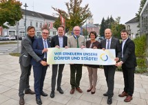 (v.l.) Geschäftsführer NÖ.Regional Walter Kirchler, NÖ GVV-Präsident Rupert Dworak, Bürgermeister Rainer Handlfinger, LH-Stellvertreter Stephan Pernkopf, Obfrau Dorf- und Stadterneuerung Maria Forstner, Gemeindebundepräsident Johannes Pressl und Martin Ruhrhofer, Leiter Bereich Gemeinden und Regionen bei der Energie- und Umweltagentur Niederösterreich (eNu).