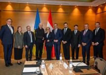 Energieminister German Galushchenko, Natalija Bojko (Beraterin des Premierministers), Infrastrukturminister Dmytro Kuleba, Ministerpräsident Denys Schmyhal, Landeshauptfrau Johanna Mikl-Leitner, ecoplus-Aufsichtsratsvorsitzender Jochen Danninger, Industriellenvereinigung NÖ Präsident Kari Ochsner, Botschafter Arad Benkö, Industriellenvereinigung Österreich Vize-Generalsekretär Peter Koren und Wirtschaftskammer Österreich Vizepräsident Philipp Gady.