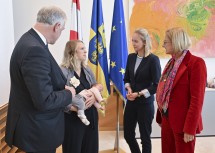 Landesrat Martin Eichtinger und Landeshauptfrau Johanna Mikl-Leitner mit den Stipendiatinnen Julia Franzen (2.v.l.) und Theresa Braunsteiner (2.v.r.)