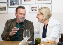 Landeshauptfrau Johanna Mikl-Leitner im Gespräch mit Arnold Schwarzenegger bei der Eröffnung des Austrian World Summit Solutions Hub im niederösterreichischen Asparn an der Zaya – ein Ort für Vernetzung und Zusammenarbeit, um Lösungen für eine lebenswerte Zukunft zu finden.