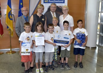 Prämierung der Gemeinde Zistersdorf: Dr. Josef Mötz, Landesrätin Mag. Barbara Schwarz, Bürgermeister KommR Wolfgang Peischl und Natascha Lehner mit den Kindern Vincent Strahammer, Emely Rychly, Johannes Krickl, Geronimo Brunner, Lukas Bohatschek und Maximilian Hofecker. (v.l.n.r.)