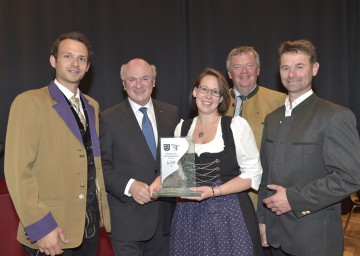 Den Ehrenpreis in Silber erhielt die Trachtenkapelle Mautern: Obfrau-Stellvertreter Werner Brauneis, Landeshauptmann Dr. Erwin Pröll, Obfrau Ulrike Wögrath, Direktor Peter Höckner, Landesobmann des NÖ Blasmusikverbandes, und Bürgermeister Heinrich Brustbauer. (v.l.n.r.)