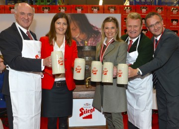 Landeshauptmann Dr. Erwin Pröll beim Bieranstich anlässlich der Eröffnung des Stiegl Vertriebs- und Logistikzentrums in Loosdorf.