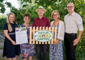 (v.l.n.r.) LAbg. Silke Dammerer, die Gartenbesitzer Erika und Leopold Wabro, Landeshauptfrau Johanna Mikl-Leitner und „Natur im Garten“ Berater Leopold Mayrhofer.