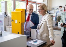 Gottfried Krottendorfer, Direktor der Privaten HTL für Lebensmitteltechnologie Hollabrunn, führte Landeshauptfrau Johanna Mikl-Leitner durch die Schule.