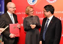 Unterzeichnung eines „Memorandum of Understanding“ zwischen der Donau-Universität Krems und der East China Normal University: Das Übereinkommen wurde von Rektor Friedrich Faulhammer bzw. Shijun Tong, Chair of the University Council, unterzeichnet, im Bild mit der Landeshauptfrau.