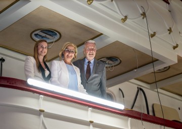 Landeshauptfrau Johanna Mikl-Leitner mit der Geschäftsführerin des Stadttheater Wiener Neustadt Maria Großbauer und Bürgermeister Klaus Schneeberger am Rang im Wiener Neustädter Stadttheater, das am 8. November 2024 zum 230. Jubiläum wiedereröffnet wird.