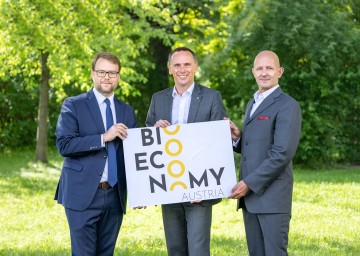 v.l. Florian Kamleitner, Projektverantwortlicher von „Bioeconomy Austria“ und Manager der ecoplus Plattform für Green Transformation & Bioökonomie, Wirtschaftslandesrat Jochen Danninger, Claus Zeppelzauer, ecoplus Bereichsleiter Unternehmen & Technologie 