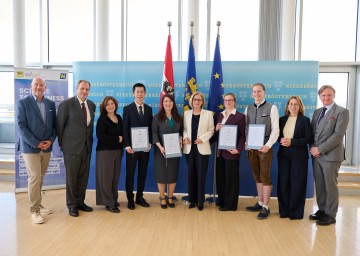 Von links nach rechts: Michael Moll (Geschäftsführer accent), Robert Wagner (Direktor Strategische Hochschulplanung DPU), Doris Agneter (Geschäftsführerin tecnet), Youbin Zheng (1. Platz), Yolanda Salinas Soler (3. Platz), Landeshauptfrau Johanna Mikl-Leitner, Sophie Roffeis (2. Platz), Markus Rothammer (2. Platz), Viktoria Weber (Rektorin Universität für Weiterbildung) und Stefan Nehrer (Dekan Fakultät für Gesundheit und Medizin an der Universität für Weiterbildung).