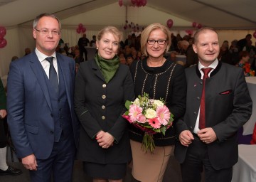 Feierten die Neueröffnung des Vivea Gesundheitshotels Bad Schönau „Zur Quelle“: Bürgermeister Ferdinand Schwarz, Romana Künig, Landeshauptfrau Johanna Mikl-Leitner und Eigentümer Engelbert Künig (v.l.n.r.)