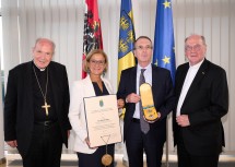 Von links nach rechts: Kardinal Christoph Schönborn, Landeshauptfrau Johanna Mikl-Leitner, Synodenpräsident a. D. Peter Krömer und der Bischof der Diözese St. Pölten Alois Schwarz.
