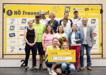 Frauen-Landesrätin Christiane Teschl-Hofmeister (hinten 2.v.l.) dankt den Initiatoren bzw. Organisatorinnen und Organisatoren des 17. NÖ Frauenlaufs.