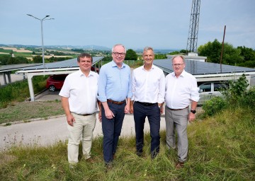 Vizebürgermeister Franz Schuster, LH-Stellvertreter Stephan Pernkopf, Rosehill-Geschäftsführer Hartmut Graf und Bürgermeister Herbert Wandl (v.l.n.r.) 