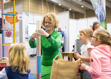 Familien-Landesrätin Christiane Teschl-Hofmeister bei ihrem Besuch des Standes der NÖ Familienland GmbH auf der Familienmesse FAMILY+.