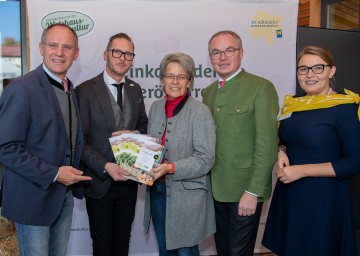 Eröffneten gemeinsam den „Feinkostladen Niederösterreich“. Im Bild von links nach rechts: Zweiter Landtagspräsident und Bürgermeister Gerhard Karner, Obmann Harald Pollak (NÖ Wirtshauskultur), Tourismuslandesrätin Petra Bohuslav, LH-Stellvertreter Stephan Pernkopf und Christian Mutenthaler von „So schmeckt Niederösterreich