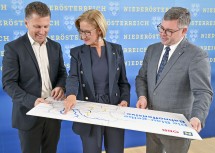 Präsentierten die blau-gelbe Bahnoffensive: Landeshauptfrau Johanna Mikl-Leitner (m.) mit Mobilitätslandesrat Ludwig Schleritzko (r.) und dem Leiter der ÖBB-Infrastruktur Franz Hammerschmid (l.).