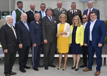 (vorne v.l.n.r.) Der „Gründervater“ des Sicherheitszentrums Kommerzialrat Kurt Renner, GUV Obmann Bgm. a. D. Anton Pfeifer, Landespolizeidirektor Franz Popp, Rot Kreuz Präsident Josef Schmoll, Landeshauptfrau Johanna Mikl-Leitner, Landesrätin Ulrike Königsberger-Ludwig, Landtagsabgeordneter Josef Wiesinger, Stadtrat Christian Schuh; (hinten v.l.n.r.) Landtagsabgeordneter Josef Edlinger, GUV Geschäftsführer Gerhard Wildpert, Vizebürgermeister Leopold Groiß, Militärkommandant Martin Jawurek, Landesfeuerwehrkommandant Dietmar Fahrafellner und Bezirkshauptmann Günter Stöger.