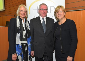 Im Bild von links nach rechts: Dr. med. Brigitte Riss (Vorsitzende des Landesverbandes Hospiz NÖ), Dr. Otto Huber (Leiter der Gruppe Gesundheit & Soziales beim Amt der NÖ Landesregierung), Landesrätin Mag. Barbara Schwarz