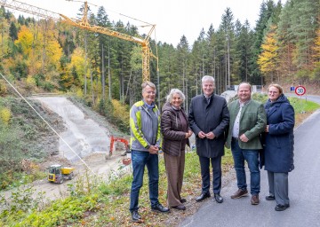 Im Bild von links nach rechts: Sektionsleiter Christian Amberger, Bürgermeisterin Michaela Walla, Landesrat Anton Kasser, Vizebürgermeister Peter Liebentritt und Bezirkshauptfrau Monika Rauhs