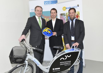 Startschuss für VCÖ-Mobilitätspreis und NÖ Radsaison: Landesrat Dr. Stephan Pernkopf, Mag. Christian Gratzer vom Verkehrsclub Österreich (VCÖ) und DI (FH) Christopher Seif von der ÖBB-Postbus GmbH (v.l.n.r.)